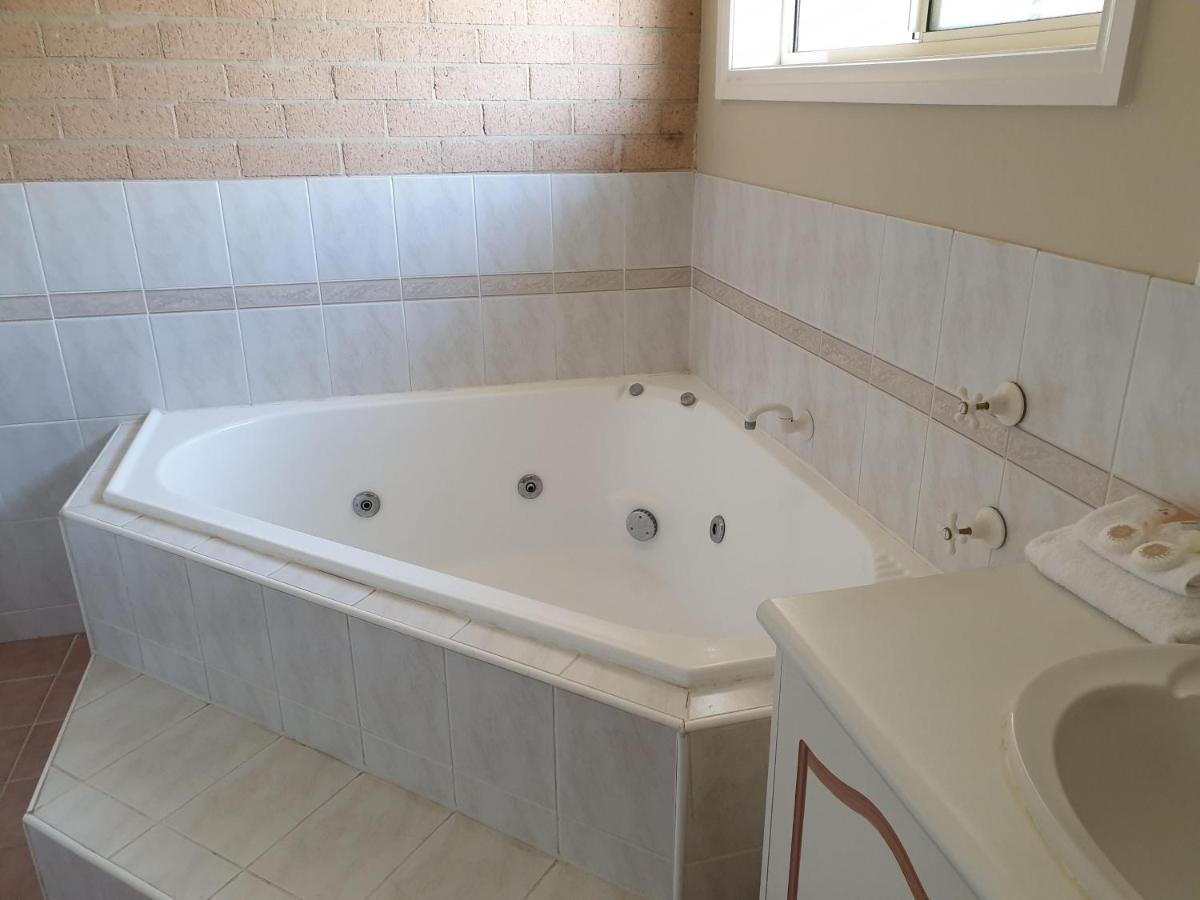 Blayney Central Motel Bagian luar foto