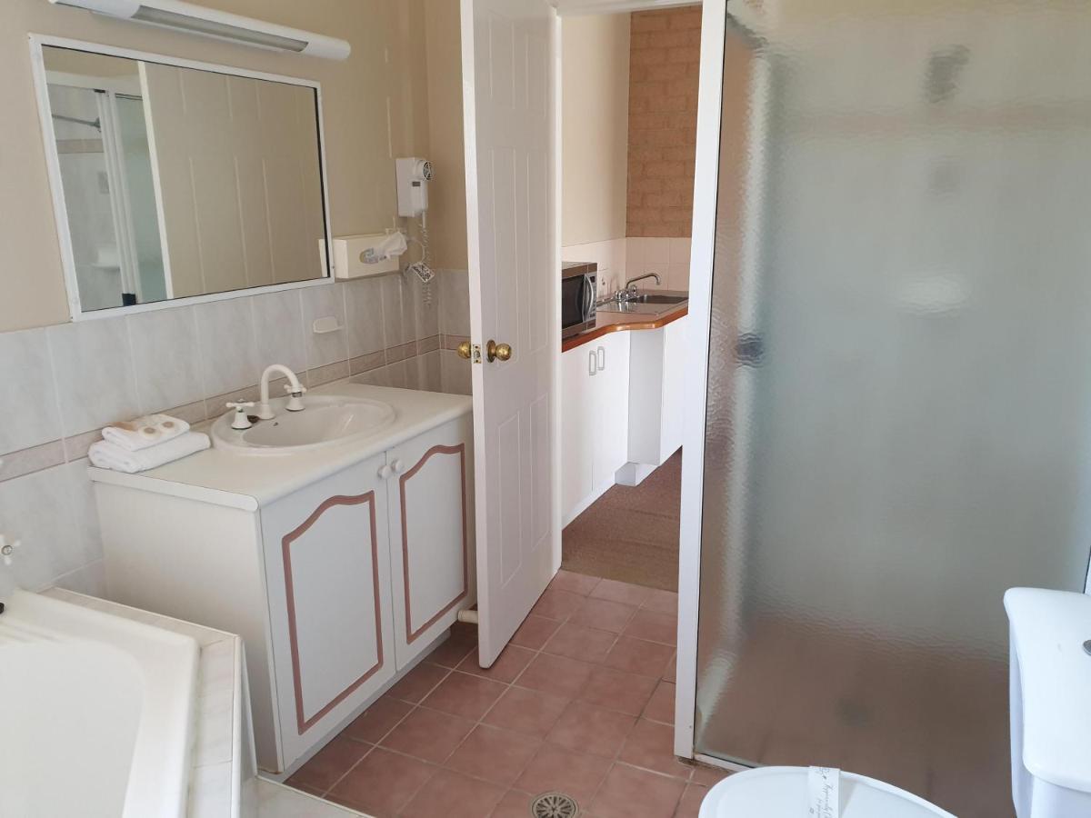 Blayney Central Motel Bagian luar foto